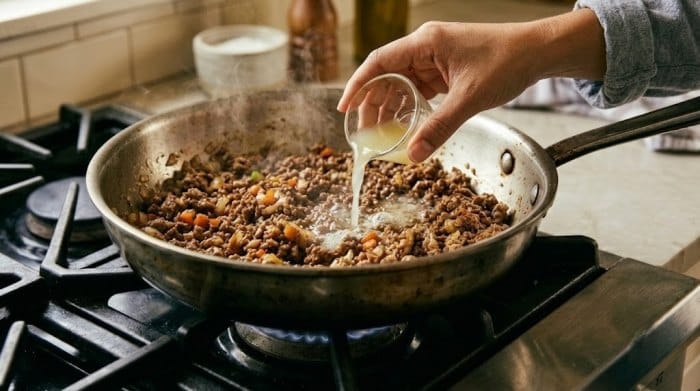 اضافه کردن آبلیمو به ترکیبات سس بلونز