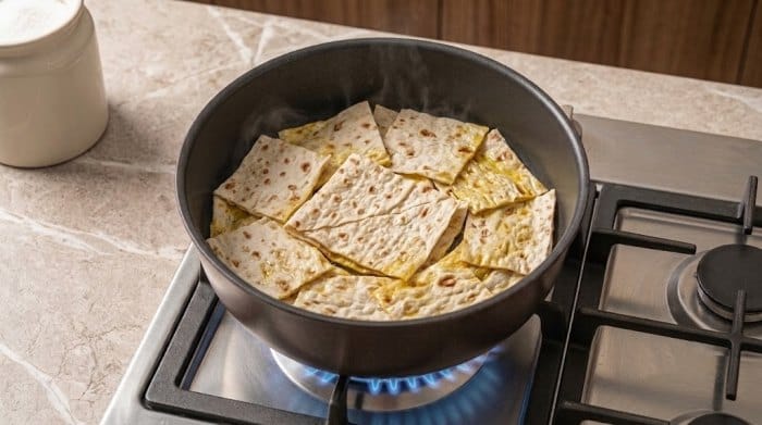 چیدن نان لواش برای ته دیگ در ته قابلمه