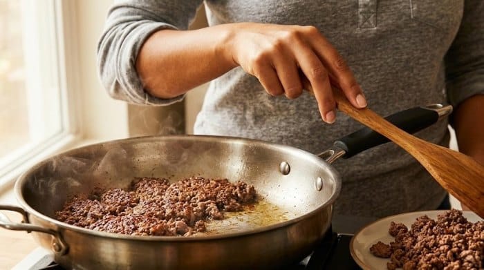 تفت دادن گوشت در تابه