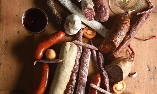 سوسیس یکی از قدیمیترین فرآوردههای گوشتی است