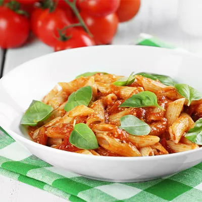 پاستا با سس گوجه فرنگی و ریحان