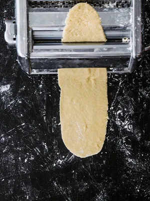 وردنه زدن و برش خمیر خانگی پاستا و لازانیا