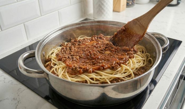 مخلوط کردن ماکارونی و سس با یکدیگر