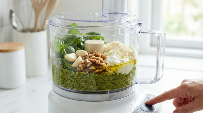 آمادهسازی سس پستو رژیمی